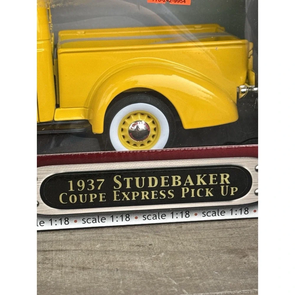 Road Signature‎ Deluxe Edition 1937 Studebaker Coupe Express Pick Up Truck 1:18